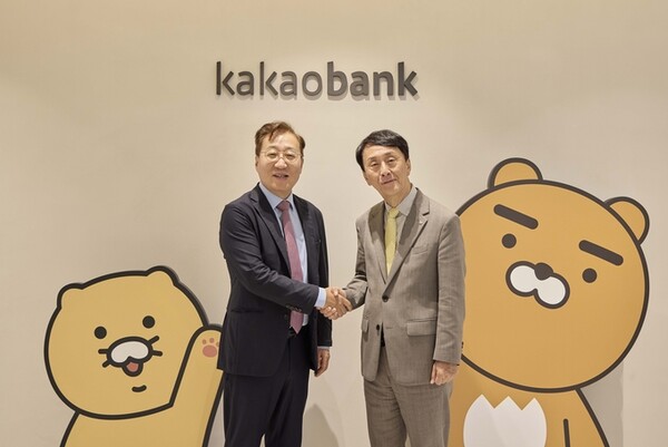 ▲윤호영 카카오뱅크 대표이사(왼쪽)와 김경환 한국주택금융공사 사장(오른쪽)이 지난달 26일 경기도 성남시 카카오뱅크 판교 오피스에서 진행된 업무협약 체결식에서 기념촬영을 하고 있다. ⓒ카카오뱅크
