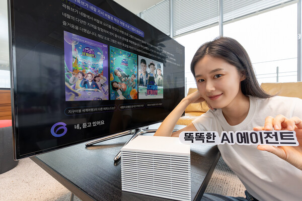 ▲모델이 ‘똑똑한 AI 에이전트’ 지니 TV AI 에이전트의 자연스러운 대화 응답 기능을 소개하는 모습이다. ⓒKT