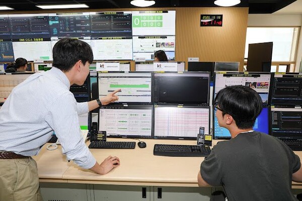 ▲KT 직원들이 경기도 과천에 위치한 KT 통합관제센터에서 DDoS 등 사이버 공격에 대비하며 관제하는 모습. ⓒKT