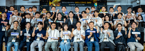 ▲이창권 KB금융지주 디지털·IT부문장(두번째 줄 왼쪽에서 일곱번째)이 지난 8일 강남HUB센터에서 진행된 'KB스타터스 웰컴데이'에서 스타트업 관계자들과 기념촬영을 하고 있다. ⓒKB금융그룹