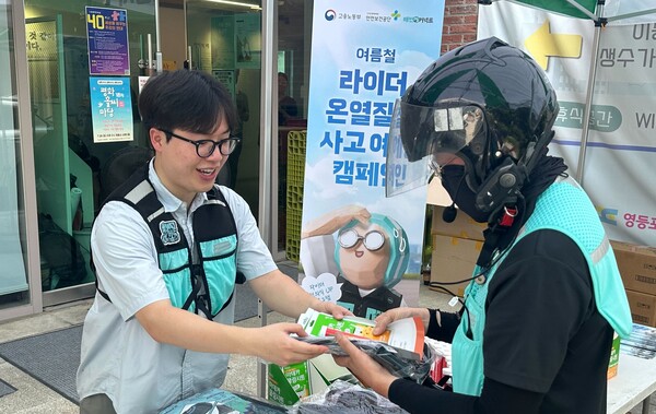 ▲우아한청년들은 8일 서울시 영등포구 이동노동자쉼터에서 배달라이더들의 안전운행과 혹서기 온열질환 사고를 예방하기 위한 ‘여름철 라이더 온열질환 사고예방 캠페인’을 진행했다. ⓒ우아한청년들