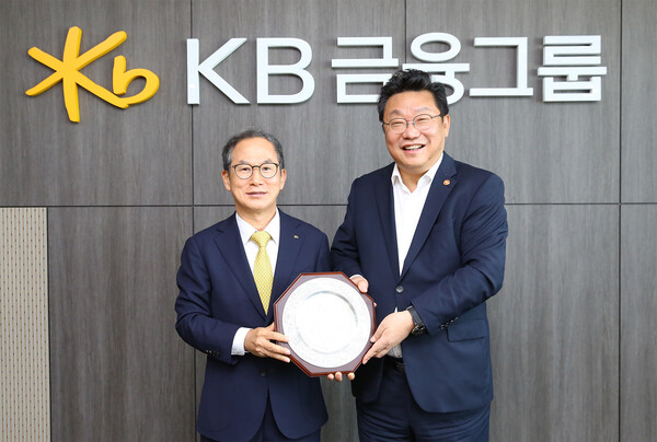 ▲양종희 KB금융그룹 회장과 주형환 저출생고령사회위원회 부위원장이 지난 9일 여의도 KB국민은행 신관에서 기념촬영을 하고 있다. ⓒKB금융