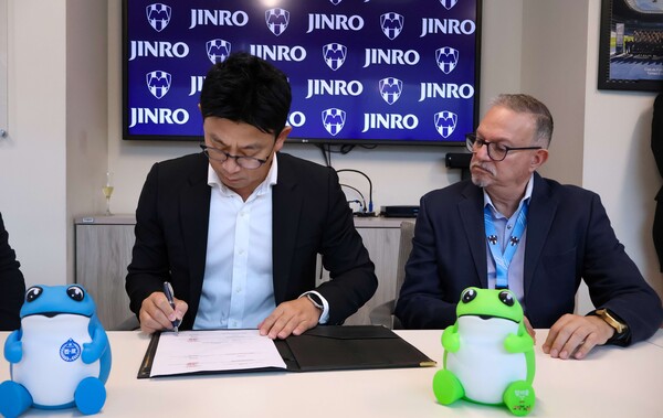 ▲지난 1일 하이트진로가 멕시코 축구 명문 구단 CF 몬테레이와 공식 스폰서십을 체결했다. 사진은 오세호 하이트진로 미주팀장(사진 왼쪽)과 카를로스 카예스(Carlos Calles) CF 몬테레이 마케팅 임원. ⓒ하이트진로