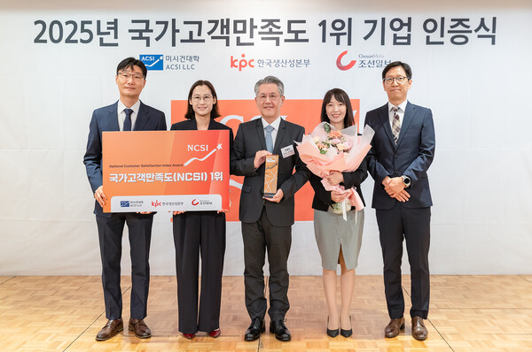 ▲코웨이가 ‘2025 국가고객만족도(NCSI)’ 조사에서 정수기, 헬스케어 안마가전, 렌탈케어서비스 부문 1위에 선정됐다. 지난 9일 서울 중구 롯데호텔에서 진행된 시상식에서 서장원 코웨이 대표(사진 가운데)와 이용준 코웨이 고객품질본부장(왼쪽 첫 번째) 및 관계자들이 기념 촬영을 하고 있다. ⓒ코웨이