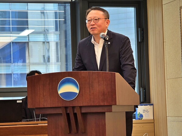 ▲정진완 우리은행장이 10일 서울 중구 우리은행 본점에서 진행한 ‘포용적 금융 플랫폼’ 기자설명회에서 중소기업과 소상공인을 위한 상생 방안을 설명하고 있다. ⓒ우리금융