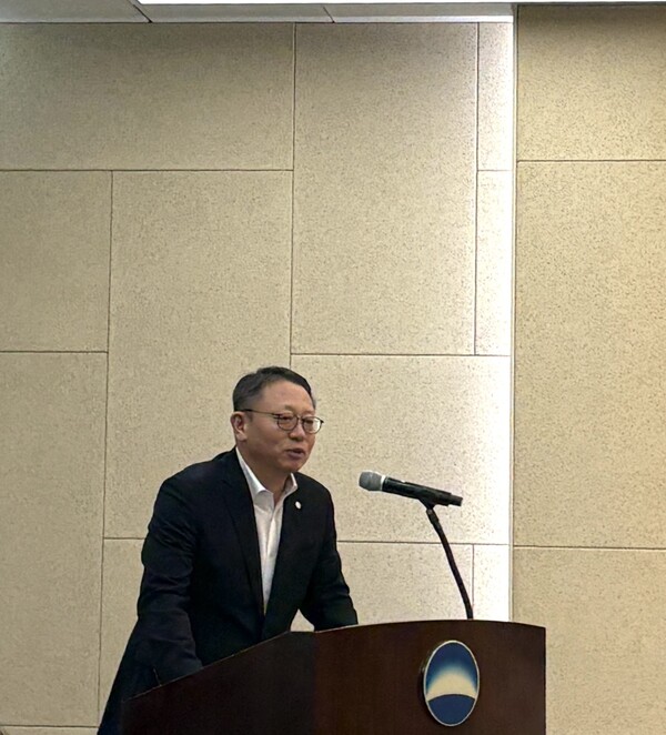 ▲정진완 우리은행장이 10일 서울 중구 우리은행 본점에서 진행한 ‘포용적 금융 플랫폼’ 기자설명회에서 중소기업과 소상공인을 위한 상생 방안을 설명하고 있다. ⓒ우리금융