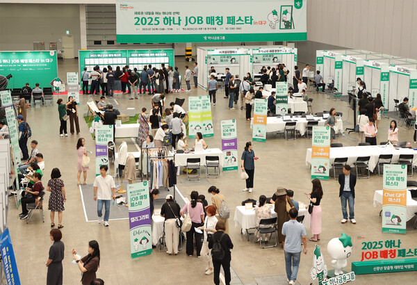 ▲하나금융그룹은 지난 10일 대구광역시 북구 엑스코(EXCO)에서 중장년층의 재취업 지원 및 지역 사회 일자리 창출을 위한 2025년 제2차 '하나 JOB 매칭 페스타'를 개최했다. 이날 페스타에 참여한 구직자들이 각 참여기업의 상담부스를 둘러보고 있다. ⓒ하나금융