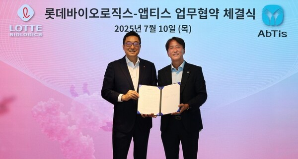 ▲박제임스 롯데바이오로직스 대표이사(왼쪽)와 한태동 앱티스 대표이사가 협약 체결 후 사진을 찍고 있다. ⓒ롯데바이오로직스