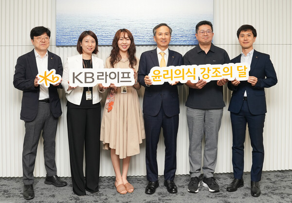▲정문철 대표(오른쪽 세 번째)와 김정훈 준법감시인(왼쪽 첫 번째)이 2025년 ‘윤리의식 강조의 달’ 표어 수상자 최준호 책임매니저(오른쪽 두 번째)와 함께 기념사진을 촬영하고 있다. ⓒKB라이프