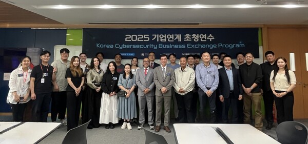 ▲한국정보보호산업협회(회장 조영철, 이하 KISIA)는 과학기술정보통신부(장관 유상임, 이하 과기정통부), 한국인터넷진흥원(원장 이상중, 이하 KISA)과 함께 지난 7일부터 10일까지 기업연계 초청연수 프로그램을 성황리에 개최했다. ⓒ한국정보보호산업협회