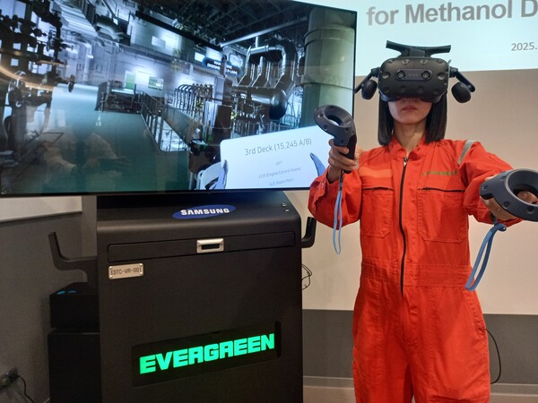▲에버그린 작업자가 삼성중공업이 개발한 VR 솔루션을 시연하고 있다. ⓒ삼성중공업