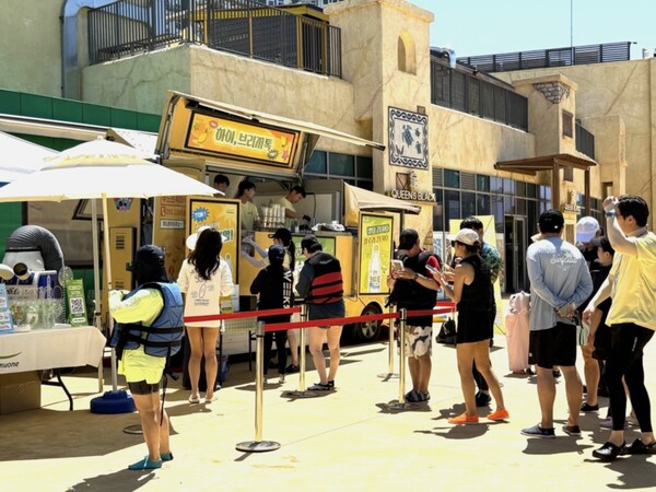 ▲지난 12일 웨이브파크에서 열린 풀무원샘물 ‘하이 브리즈톡’ 팝업 이벤트에 참가하기 위해 방문객들이 줄을 서고 있다. ⓒ풀무원