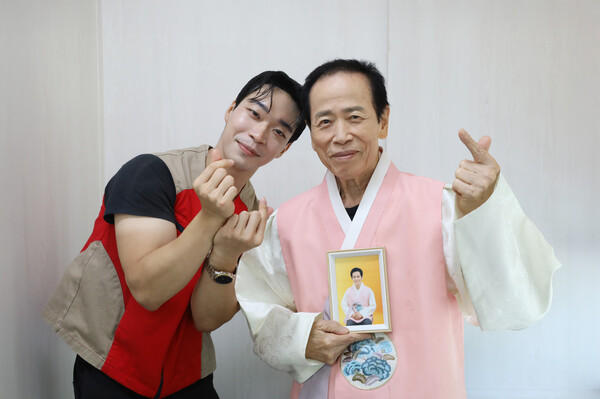 ▲롯데이노베이트 봉사자가 행사에 참여한 어르신과 사진을 찍고 있다. ⓒ롯데이노베이트