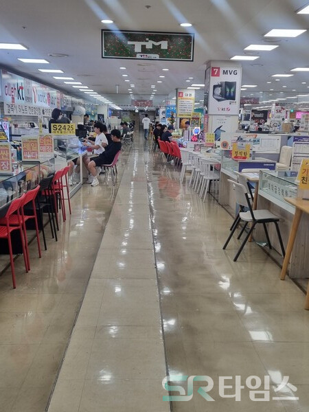 ▲지난 13일 서울시 구로구 신도림 테크노마트 내 이동통신 집단상가. ⓒ문재호 기자