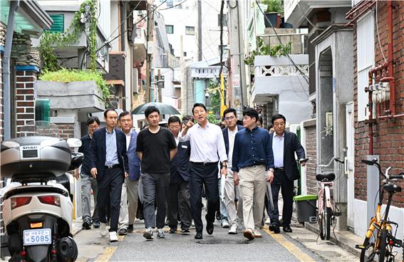 ▲자양4동 재개발 지역을 방문한 오세훈 서울시장(사진 가운데)이 현장을 둘러보는 모습. ⓒ서울시