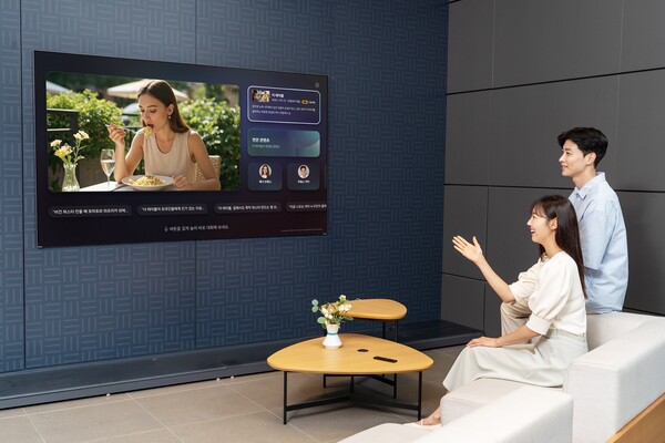 ▲삼성전자 모델이 자연어 처리 기반의 향상된 빅스비가 적용된 '클릭 투 서치'를 통해 삼성 AI TV와 대화하듯이 다양한 정보를 얻고 있다. ⓒ삼성전자