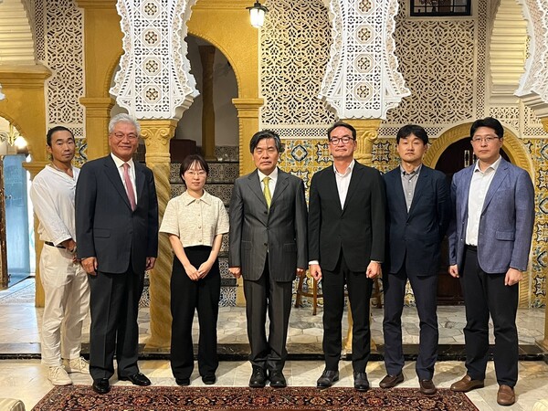 ▲이창기 부회장(사진 왼쪽 두번째)를 비롯한 대표단이 기념 촬영하는 모습. ⓒ한국시멘트협회