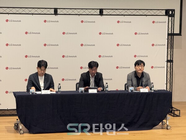 ▲15일 열린 LG이노텍 기술설명회에서 김홍필 커넥티비티사업담당 상무, 김형근 전장마케팅 담당, 남형기 커넥티비티 개발실장 기자들의 질문에 답하고 있다. ⓒ윤서연 기자