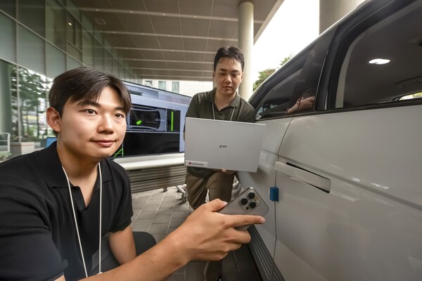 ▲LG이노텍 직원이 차세대 디지털키 솔루션을 시연하고 있다. ⓒLG이노텍