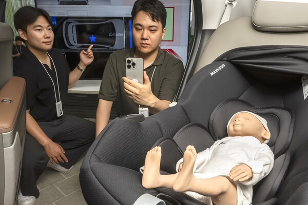 ▲LG이노텍 직원이 차세대 디지털키 솔루션의 '아동 감지(CPD)' 기능을 시연하고 있다. ⓒLG이노텍