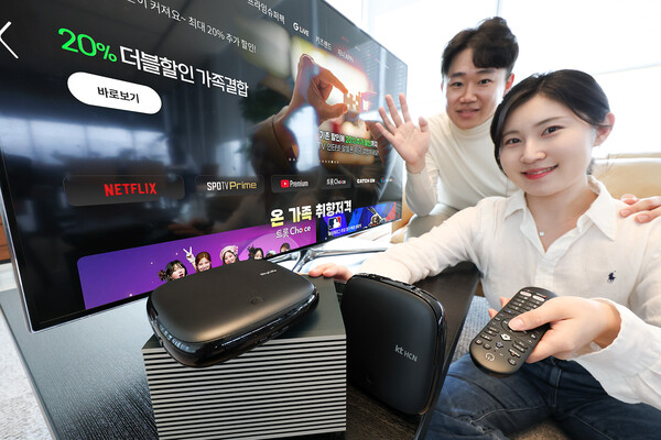 ▲KT 모델들이 아이핏 TV 화면 앞에서 KT스카이라이프와 KT HCN 셋톱박스와 함께 KT 그룹의 미디어 플랫폼 확대를 소개하고 있다. ⓒKT