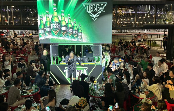 ▲하이트진로는 여름 휴가 시즌을 맞아 맥주 브랜드 ‘테라’와 ‘켈리’를 중심으로 성수기 마케팅을 강화하고 있다. 전국 주요 휴양지와 다양한 채널에서 소비자 접점을 넓히고 브랜드 체험을 확대한다는 전략이다. 사진은 부산 ‘마켓나이트 야시장 밀락더마켓’에서 7월 1일부터 매일 저녁 열리는 DJ 파티 현장. ⓒ하이트진로