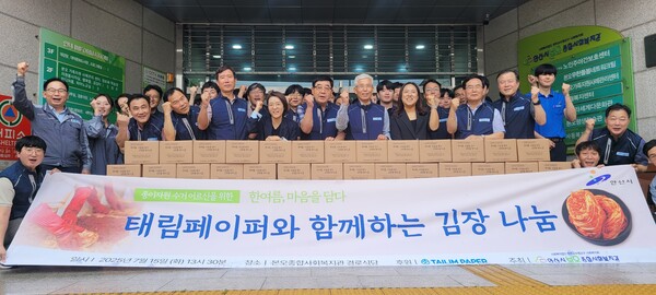 ▲태림페이퍼 임직원이 15일 종이자원 수거 어르신들을 위해 본오종합사회복지관에서 여름 김장 나눔 행사에 참여해 봉사활동을 펼쳤다. ⓒ글로벌세아