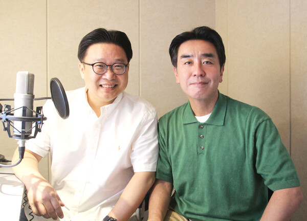 ▲V컬러링 기부 캠페인에 협업한 서경덕 교수(왼쪽)와 영상 내레이션에 참여한 류승룡 배우(오른쪽). ⓒKT