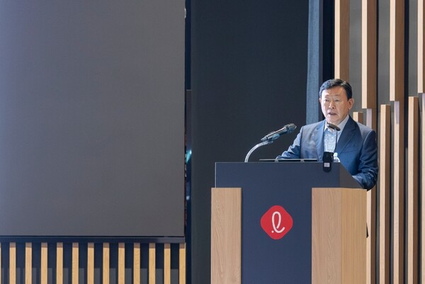 ▲신동빈 롯데그룹 회장이 ‘2025년 하반기 VCM(Value Creation Meeting)’에서 경영환경 극복 위한 핵심사업의 본원적 경쟁력 회복을 역설했다.  ⓒ 롯데그룹