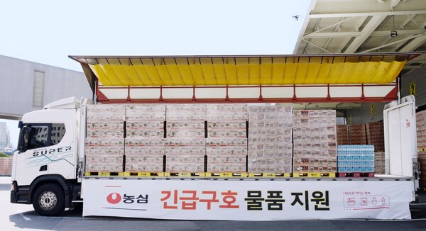 ▲농심이 이머전시 푸드팩 사업으로 재난지역에 구호품을 지원하고 있는 모습. ⓒ농심