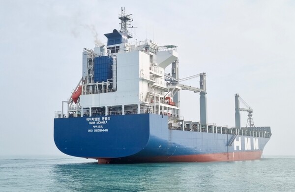 ▲'선상 이산화탄소 포집·저장시스템'(OCCS)이 탑재된 HMM의 2200TEU급 컨테이너 운반선. ⓒ삼성중공업