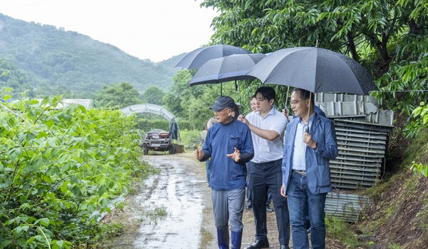 ▲18일 이찬우 NH농협금융 회장(오른쪽)이 경기도 남부 소재 농가를 방문해 현장을 점검하고 있다. ⓒNH농협금융