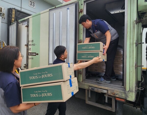▲CJ푸드빌이 갑작스러운 집중호우로 피해를 입은 충남권을 직접 방문해 뚜레쥬르 빵과 음료 5,000개를 긴급 지원했다. ⓒCJ푸드빌