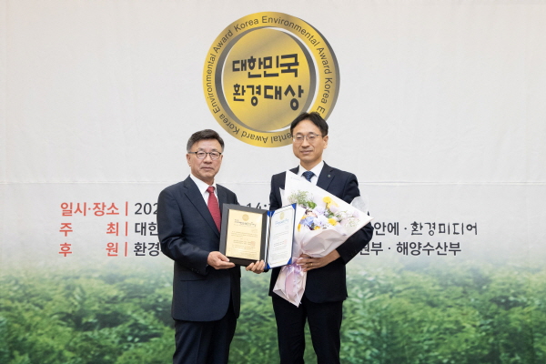 ▲한국가스공사가 18일 서울 여의도 국회박물관에서 열린 ‘제20회 2025 대한민국환경대상’ 시상식에서 ‘ESG 경영 부문 본상’을 받았다. 정택주 가스공사 탄소중립환경부장(오른쪽)이 상을 받은 뒤 관계자와 기념촬영을 하고 있다. ⓒ가스공사