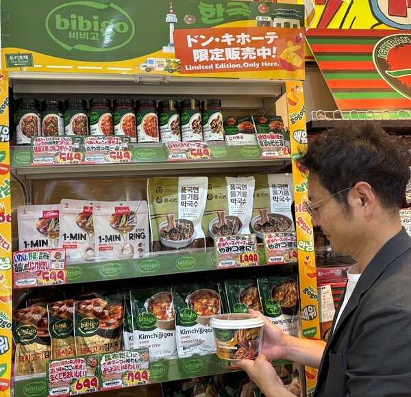 ▲일본 도쿄 나카메구로에 위치한 돈키호테 매장에서 소비자가 비비고 전용 매대를 살펴보는 모습. ⓒCJ제일제당