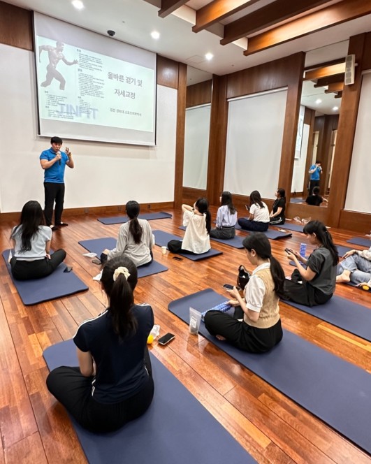 ▲KB손해보험은 21일 수원에 위치한 인재니움 연수에서 신입사원 20명을 대상으로 ‘셀프 통증 재활 교정’ 강의를 진행했다. ⓒKB손해보험