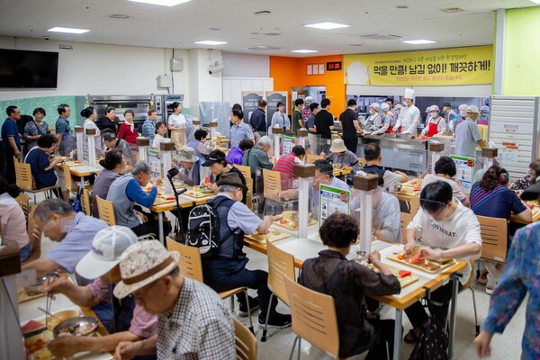 ▲과천시장애인복지관 초복맞이 특식 이벤트 봉사활동 전경. ⓒ아워홈