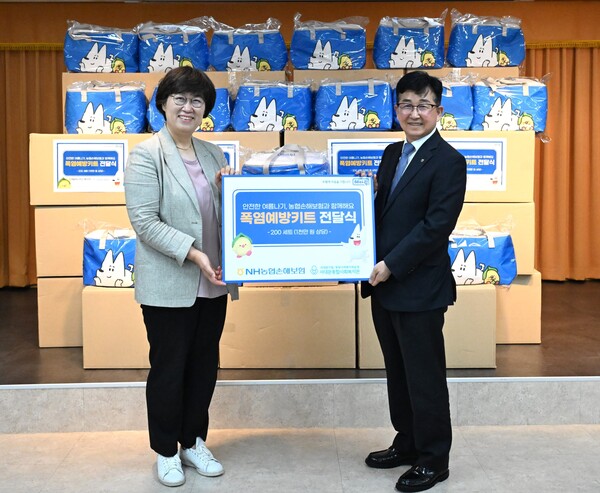 ▲NH농협손해보험은 지난 17일 본사 소재지인 서울 서대문구 지역의 독거노인을 위해 폭염예방 키트를 전달했다고 21일 밝혔다. 송춘수 대표(오른쪽)와 정미령 서대문종합사회복지관장이 기념사진을 찍고 있다. ⓒNH농협손해보험