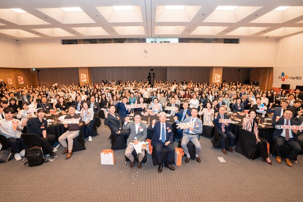 ▲CJ나눔재단 설립 20주년 기념식에 모인 150여명의 지역아동센터 선생님들과 CJ임직원·관계자들, 우수 성장사례 수혜자 등 전체 참가자가 기념사진을 촬영하고 있다. ⓒCJ그룹