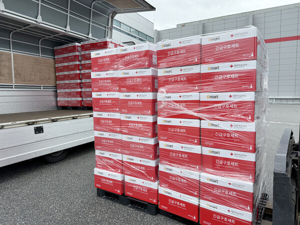 ▲이마트 긴급구호세트 물품 지원 사진. ⓒ신세계그룹