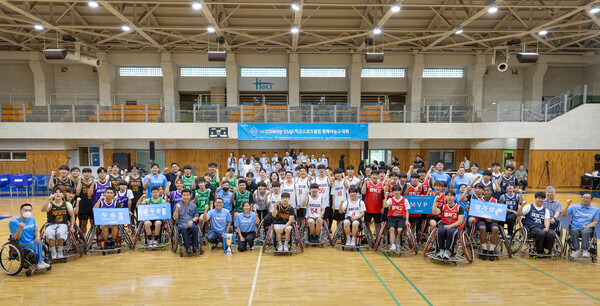 ▲제1회 코웨이 컵 학교스포츠클럽 휠체어농구대회 개막식에서 참가자들이 기념촬영을 하고 있다. ⓒ코웨이