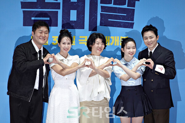 ▲'좀비딸' 기자간담회에 참석한 윤경호, 조여정, 이정은, 최유리, 조정석(사진 왼쪽부터). ⓒ심우진 기자