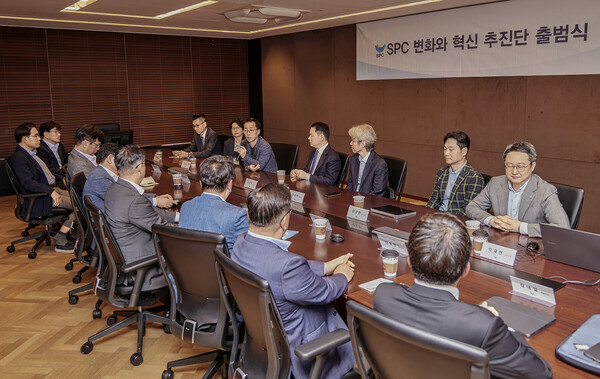 ▲서울 양재동 SPC그룹 본사에서 21일 열린 '변화와 혁신 추진단' 출범식에서 송영수 파리크라상 노조위원장이 발언하고 있다. (사진 뒷줄 가운데) 허진수 변화와 혁신 추진단 의장. ⓒSPC그룹