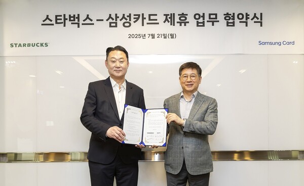 ▲손정현 스타벅스 코리아 손정현 대표(사진 왼쪽)와 김이태 삼성카드 사장이 제휴 업무 협약 체결 후 기념사진을 촬영하고 있다. ⓒ스타벅스