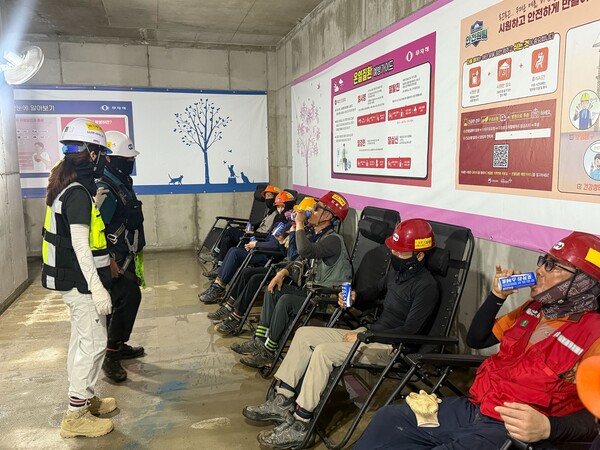 ▲보건관리자와 현장근로자가 무더위시간대 온열질환 증상 확인 및 면담하는 모습. ⓒBS한양