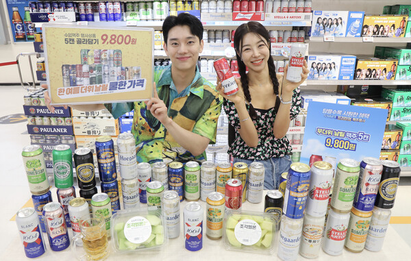 ▲이마트는 오는 28일까지 수입맥주 100여종 5캔을 9,800원에 골라 담아 구매할 수 있는 특별 프로모션을 진행한다. 25일부터 28일까지는 안주로 좋은 '조각 수박∙멜론' 3종 할인 행사도 진행된다. ⓒ이마트