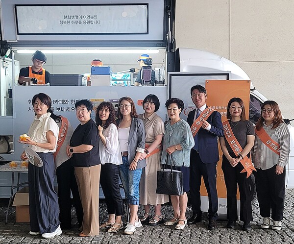 ▲23일 오전 한화생명금융서비스 이재선 남수원지역단장(오른쪽 네번째)이 한화생명 ‘H카페-Summer’ 이벤트를 통해 FP들과 간식을 나눈 뒤 기념촬영을 하고 있다. ⓒ한화생명