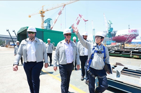 ▲23일 디노 슈에스트(Dino Chouest) 대표(가운데) 등 ’에디슨 슈에스트 오프쇼어‘ 경영진 일행이 울산 HD현대중공업을 방문, 선박 건조 현장을 직접 둘러보고 있다.ⓒHD현대