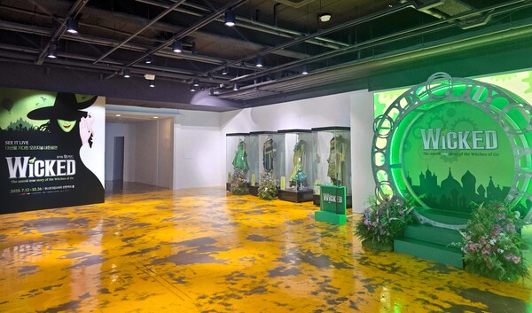 ▲현재 공연 중인 뮤지컬 '위키드' 테마로 꾸며진 엔터테이닝존. ⓒ놀유니버스