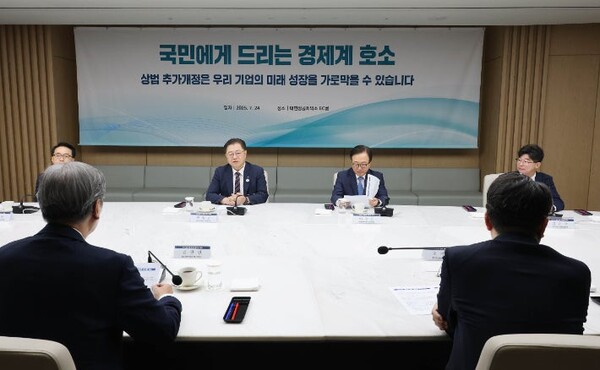 ▲박일준 대한상의 상근부회장 및 경제8단체 부회장들이 24일 서울 중구 대한상의회관에서 상법개정 관련 간담회를 하고 있다. ⓒ대한상공회의소